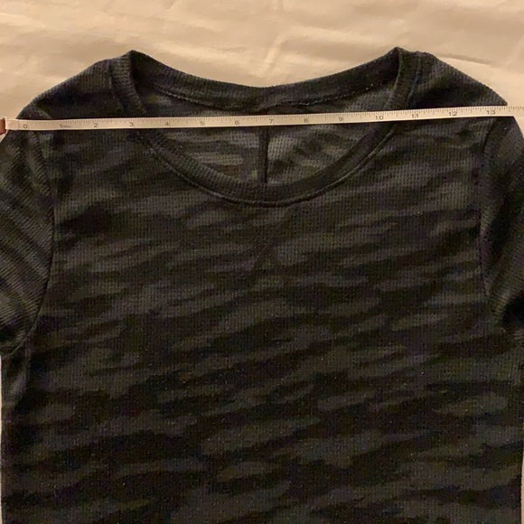 Under Armour dark gray Animal Print scoop neck long sleeve Thermal Top - Picture 6 of 9